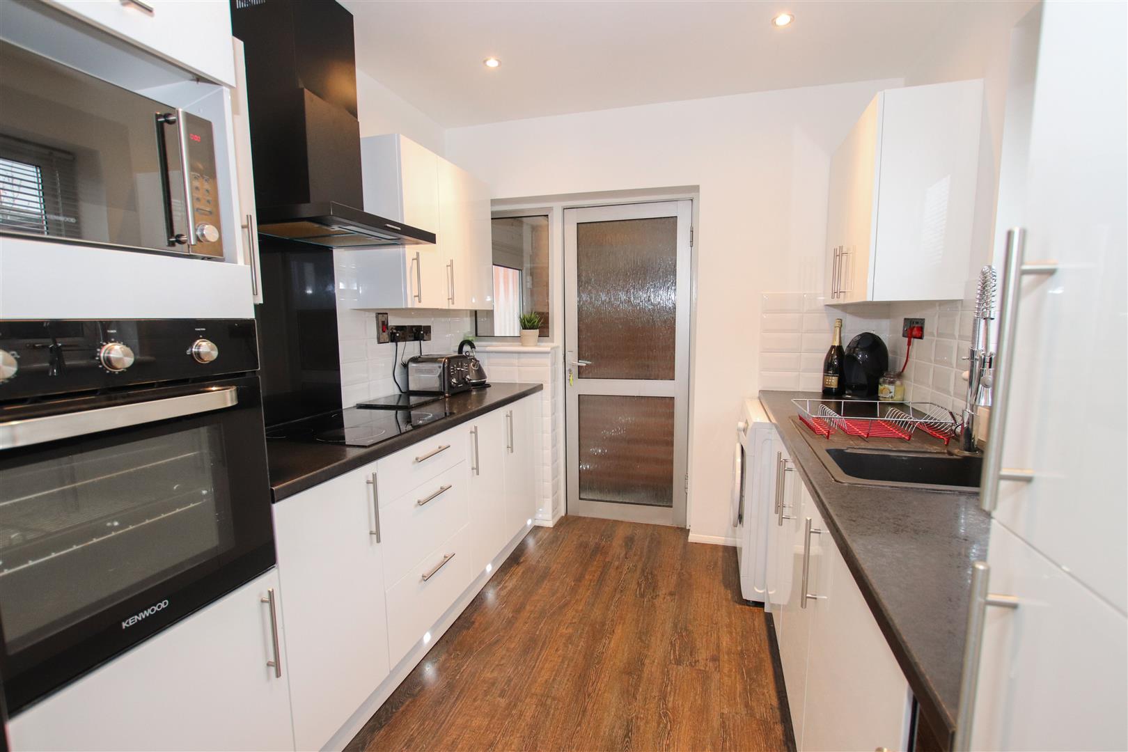 MODERN FITTED KITCHEN